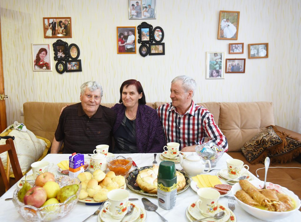 Угощают кубанские голландцы