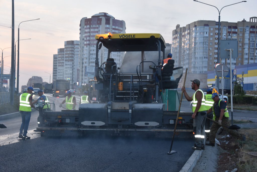 В Оренбурге дорогу на улице Салмышской укладывают ночью