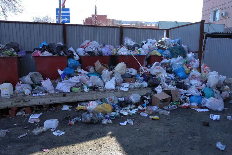 Брошенный мимо баков мусор обошёлся оренбуржцам в 1,3 млн рублей
