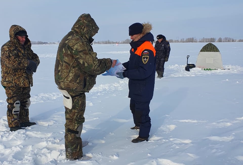 Оренбургских рыбаков предупредили об опасности выхода на тонкий лёд