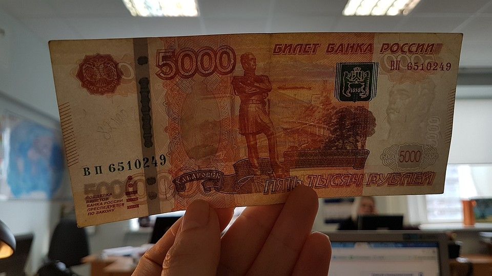 В торговом киоске в Бугуруслане расплатились фальшивой пятитысячной купюрой