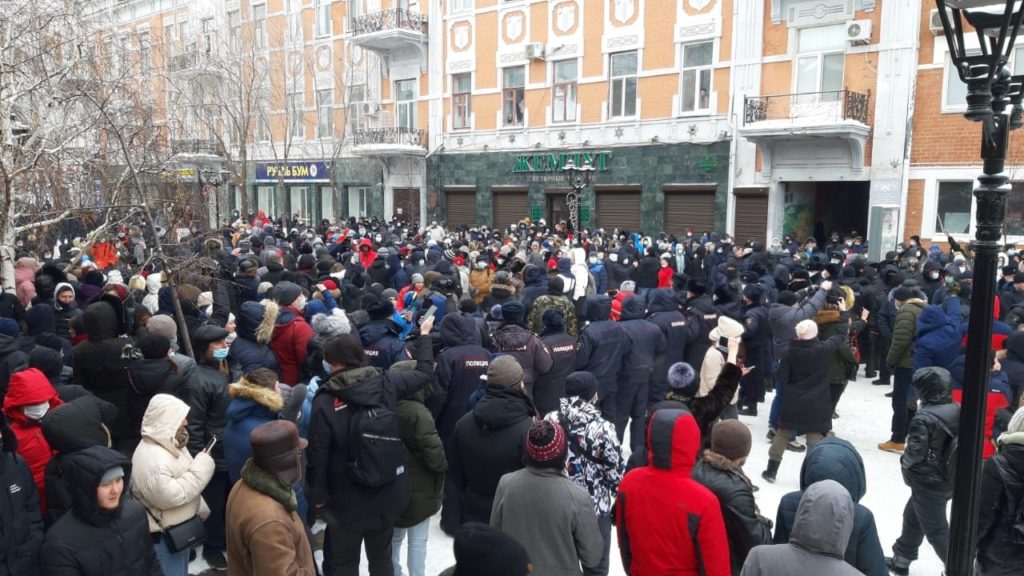 Зачинщики митинга в Оренбурге пошли в сторону улицы Советской