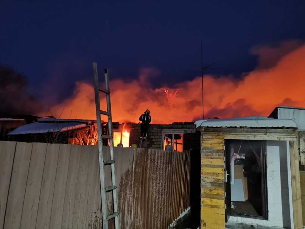 Площадь пожара в многоквартирном доме в Орске составила 500 квадратных метров