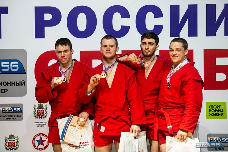 Определены первые медалисты чемпионата России по самбо в Оренбурге