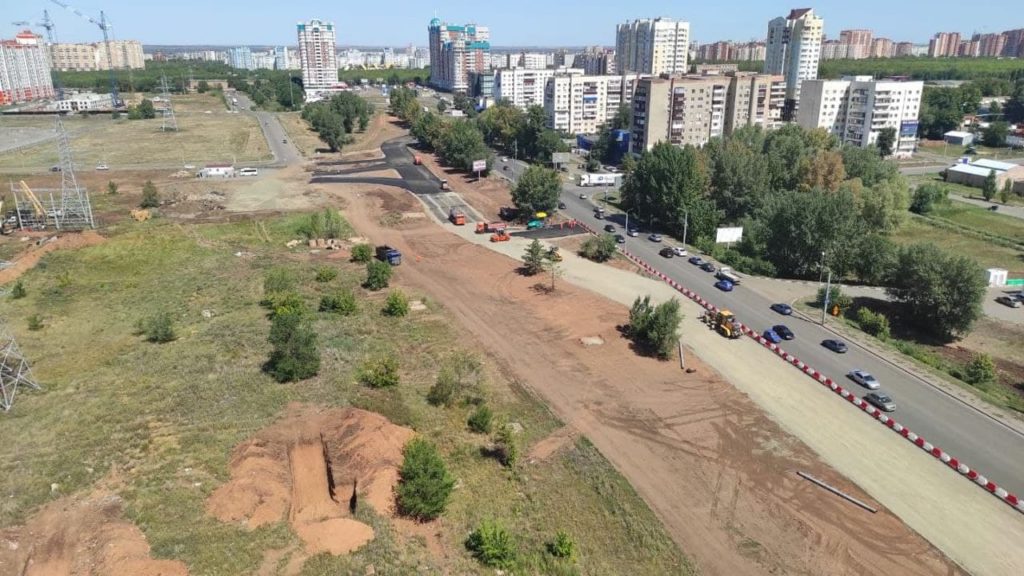 В Оренбурге на улице Рокоссовского продолжается укладка асфальта на месте развязки