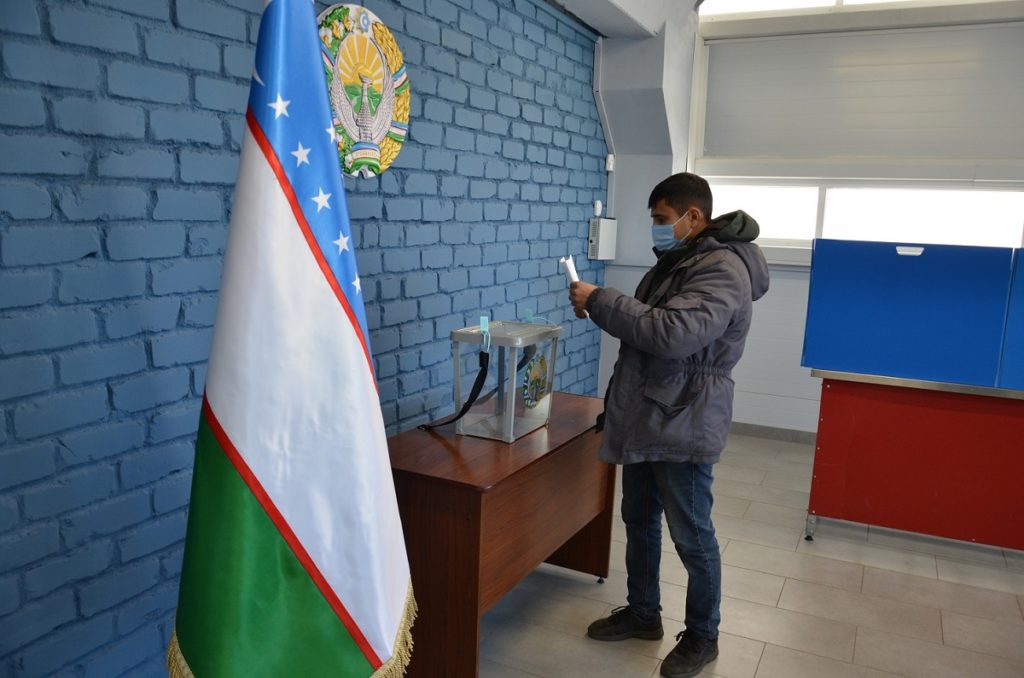 В Оренбурге граждане Узбекистана голосуют на выборах президента