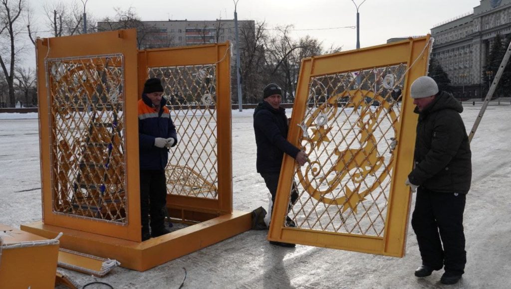 В центре Оренбурга продолжается оформление новогоднего городка