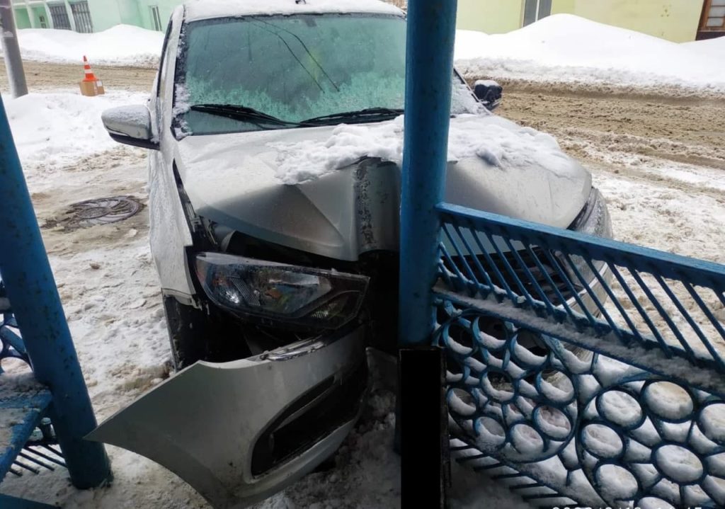 В Оренбурге автоледи на «Ладе» протаранила остановку