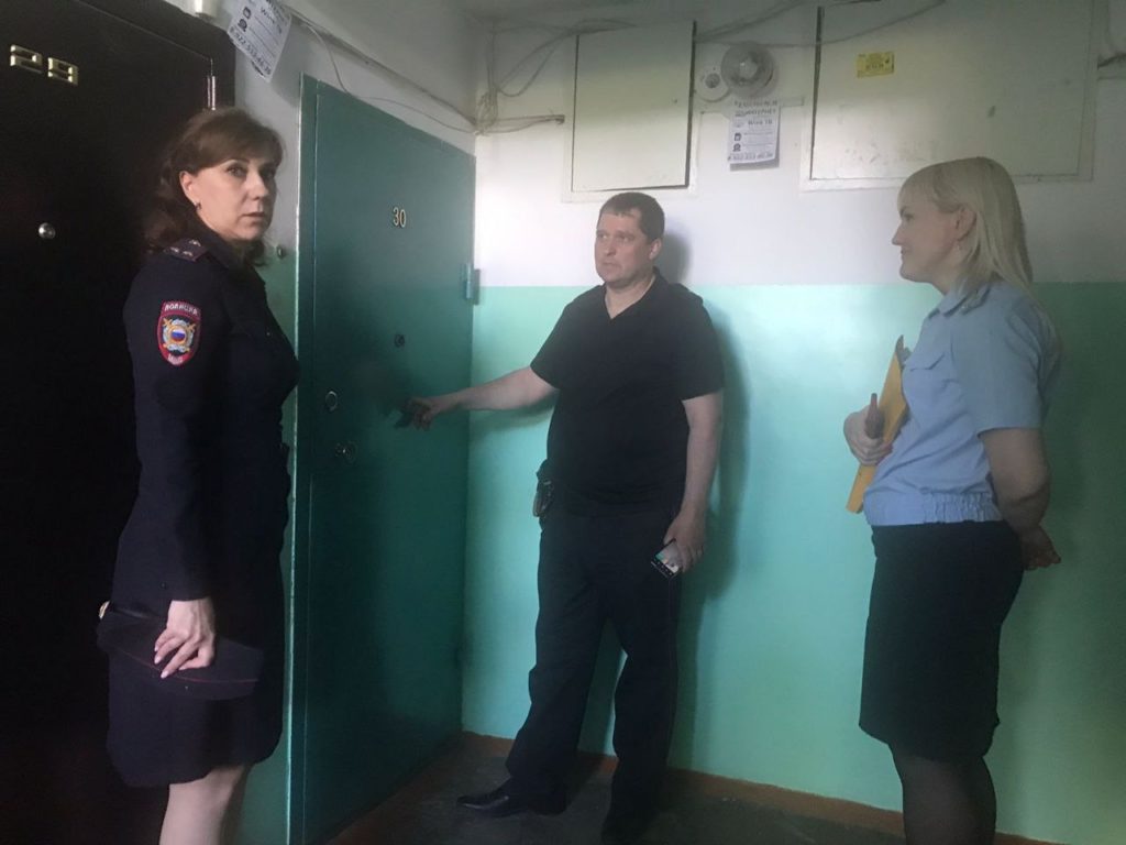 В Оренбурге спасателям пришлось вскрыть дверь квартиры с оставленным без присмотра ребёнком