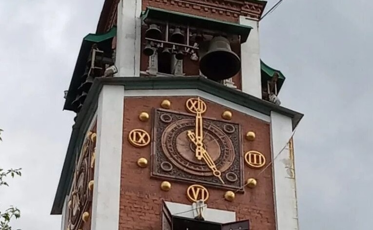 На улице Советской в Оренбурге сломались башенные часы