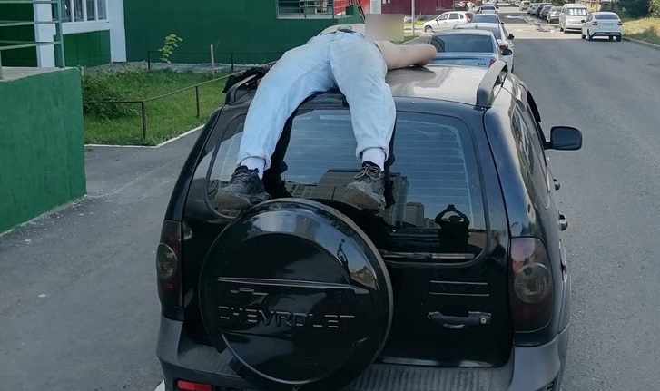 В Оренбурге задержали громившего припаркованный автомобиль пьяного дебошира