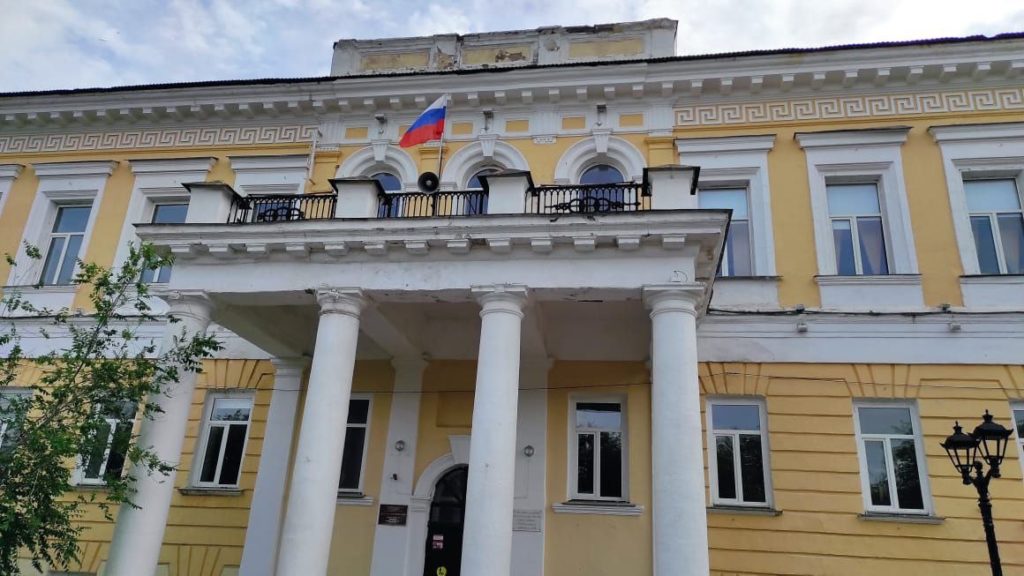 В Оренбурге приступили к капремонту кровли и фасада физико-математического лицея на Советской