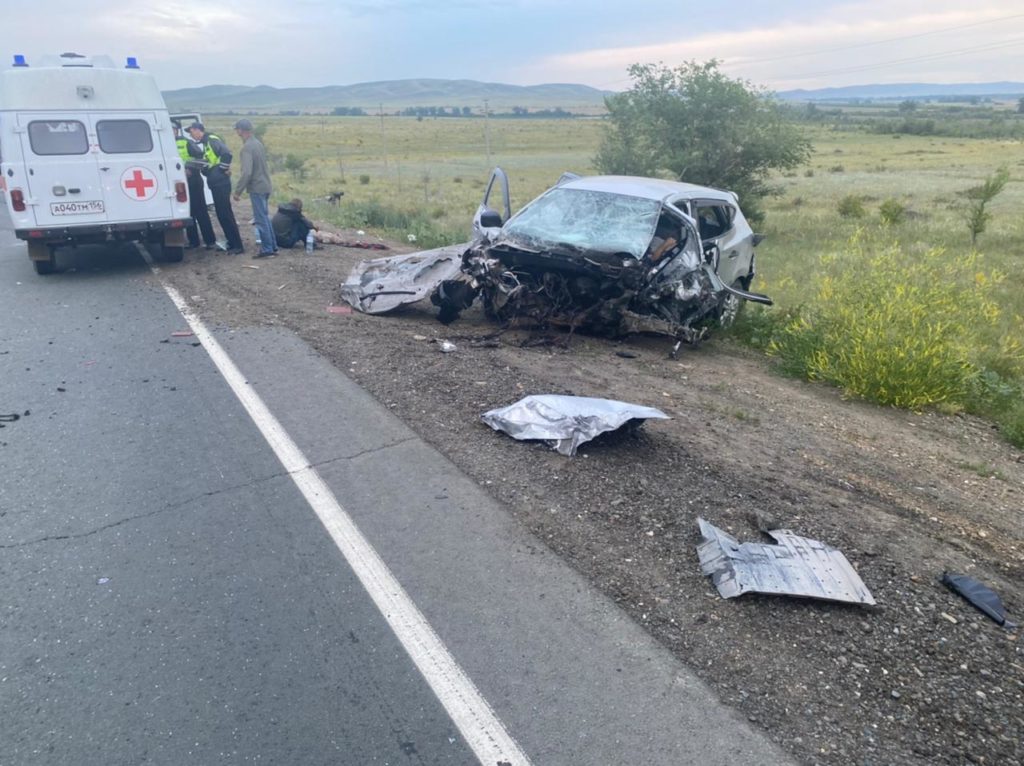 В Оренбуржье семь человек погибли при столкновении двух автомобилей и грузовика (18+)