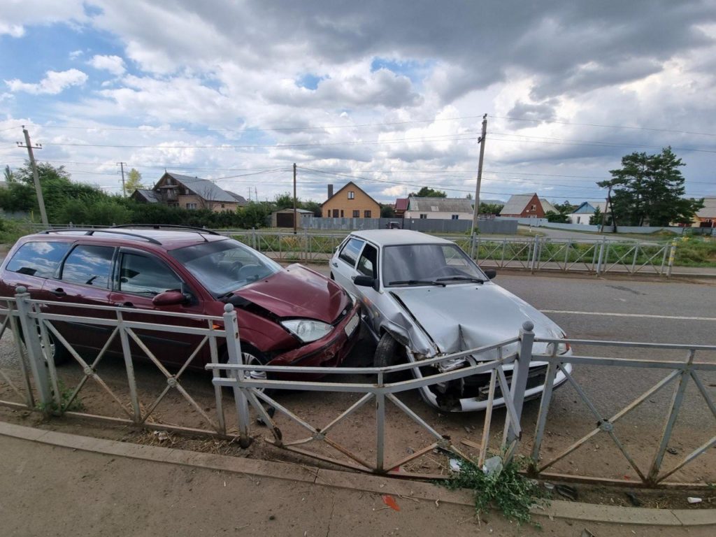 В Нежинке под Оренбургом при столкновении автомобилей пострадали дети-пассажиры