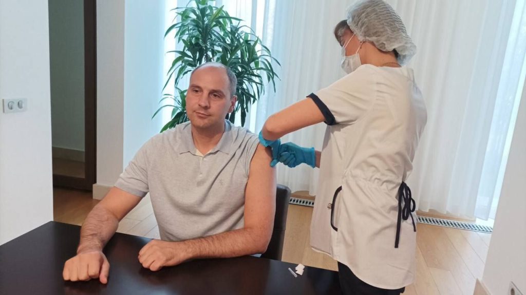 Денис Паслер ревакцинировался от коронавируса