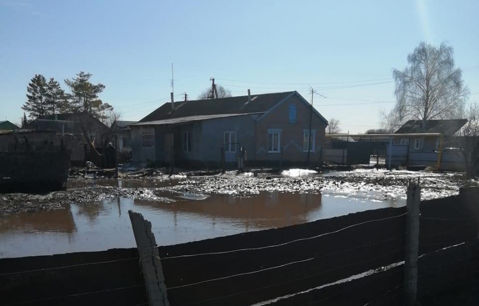Паводок угрожает жилым домам в селе Буланово Октябрьского района