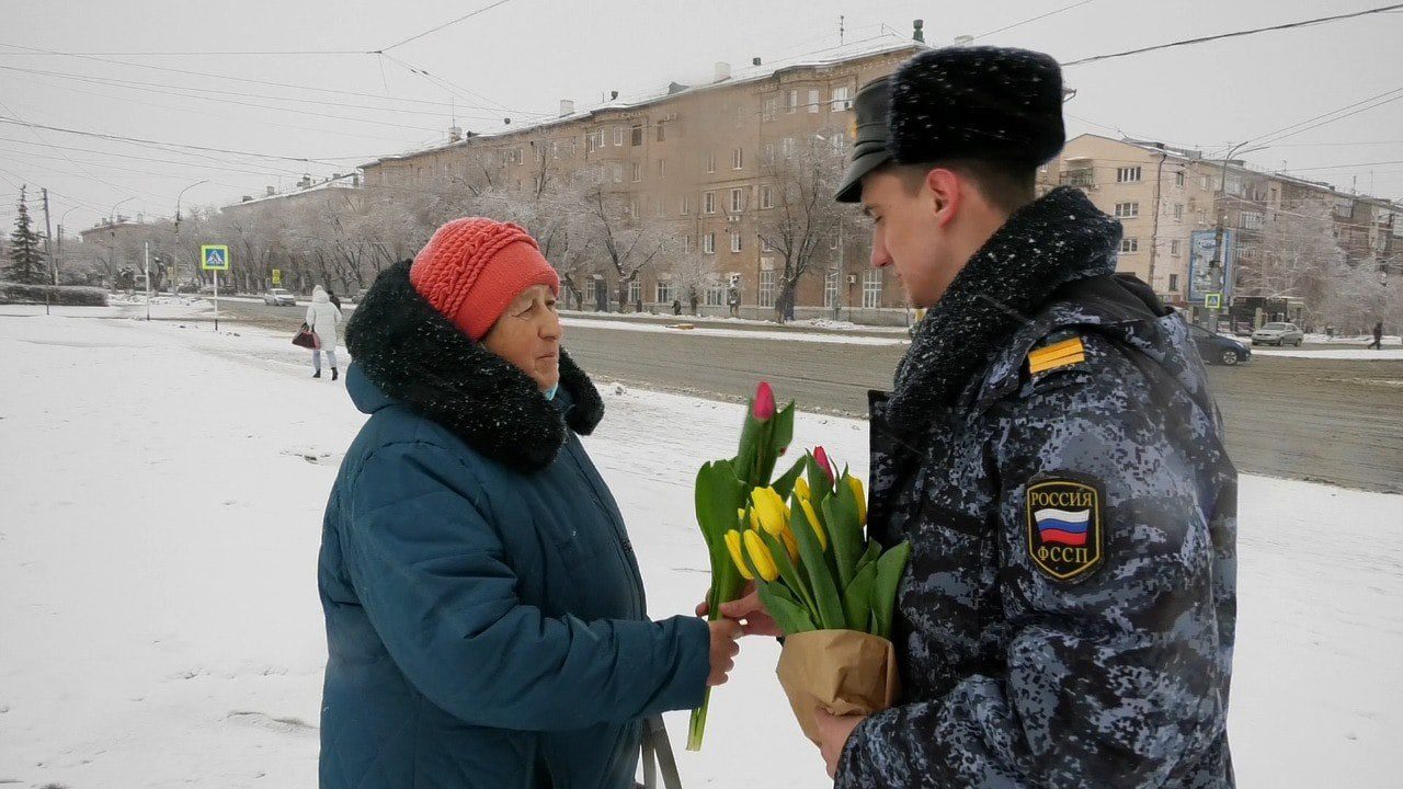 Оренбургские судебные приставы цветами и улыбками поздравили женщин с 8 марта