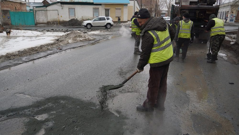 В Оренбурге ямы на дорогах заделывают литой асфальтобетонной смесью