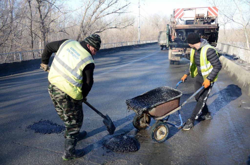 В Оренбурге приступили к ямочному ремонту дорог