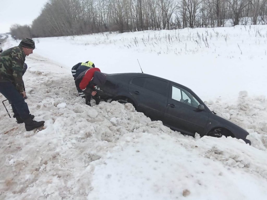 В Октябрьском районе полицейские помогли водителю слетевшего с трассы автомобиля