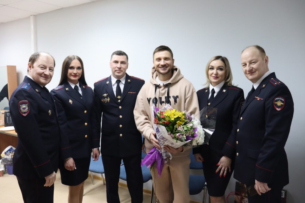 Сергей Лазарев поздравил оренбургских женщин-полицейских