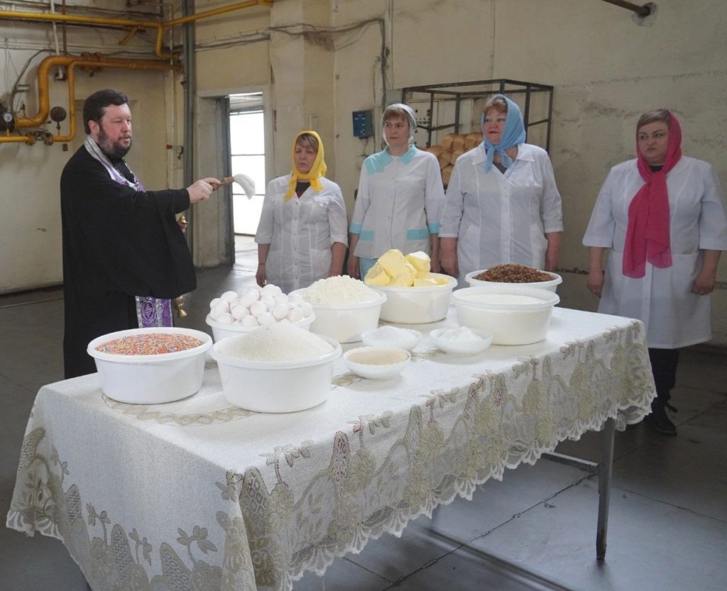 В Оренбурге освятили производство куличей