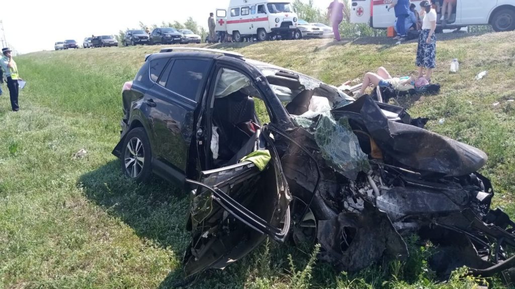 В Октябрьском районе при столкновении автомобилей пострадали семь человек