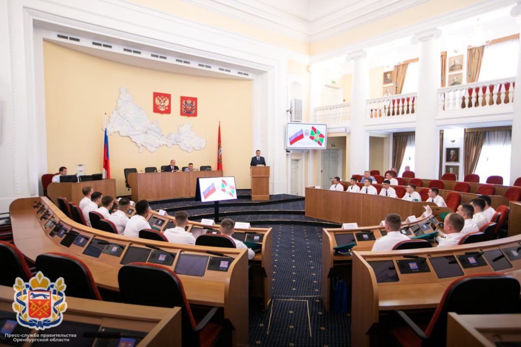 Губернатор Денис Паслер встретился с молодыми пограничниками
