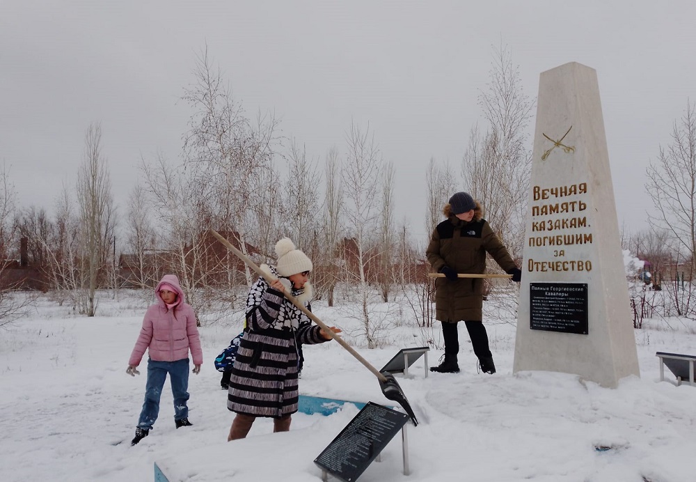 В Новоорске кадеты вышли на уборку снега у памятника казакам