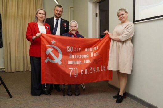 Музею Гагариных в Оренбурге передали побывавшее в космосе знамя Победы