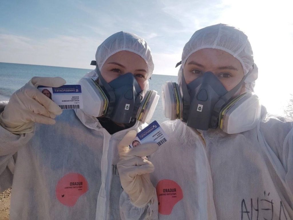 Оренбуржцы помогают ликвидировать последствия разлива мазута в Чёрном море