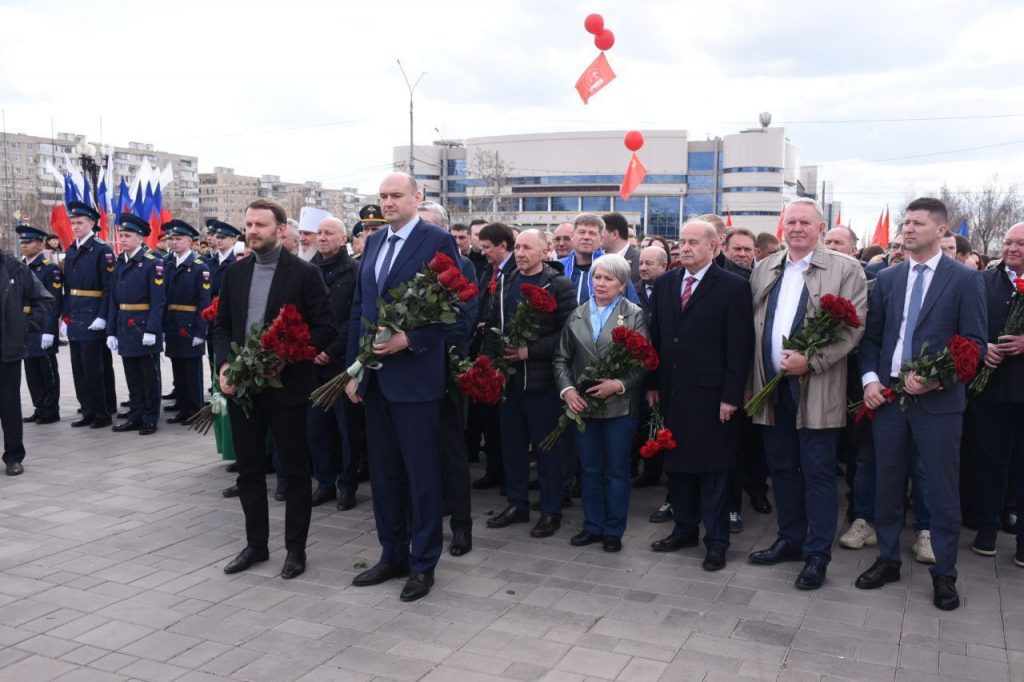 В Оренбурге возложили цветы к памятнику первому космонавту Земли