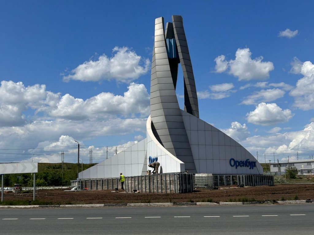 В Орске приводят в порядок стелу на выезде из города