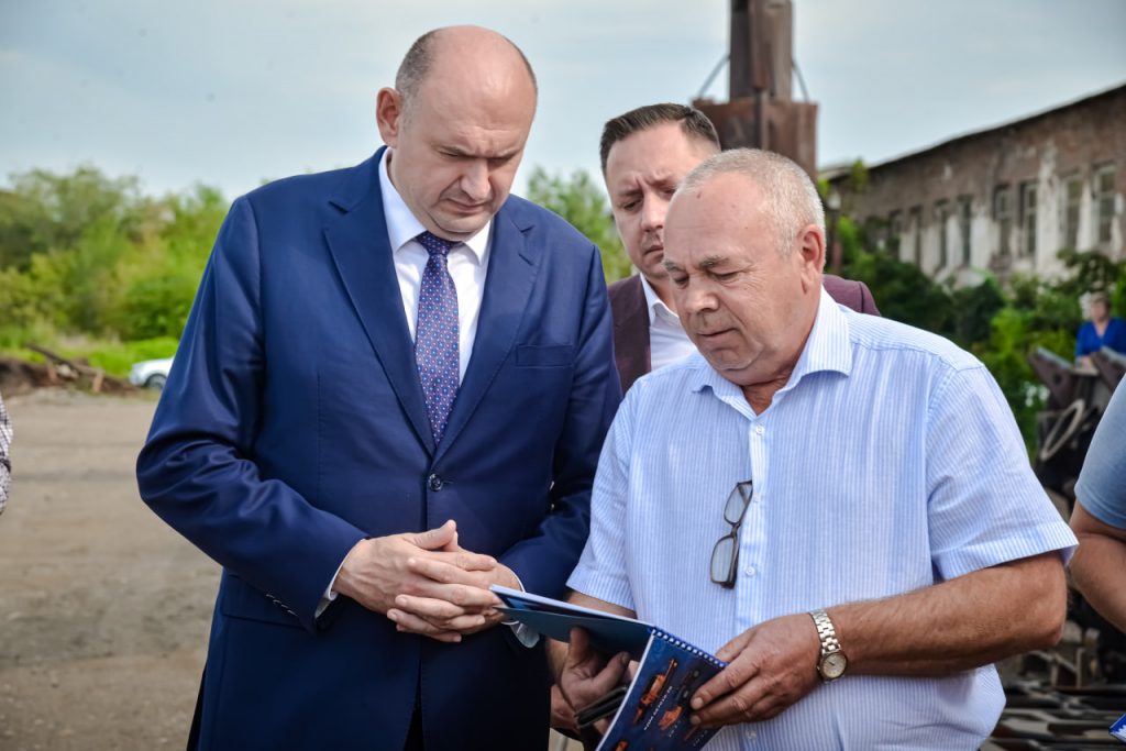 Солнцев поставил задачи по здравоохранению и поддержке производства в Переволоцком районе