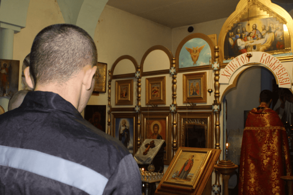 В оренбургской колонии осуждённый прошёл обряд крещения