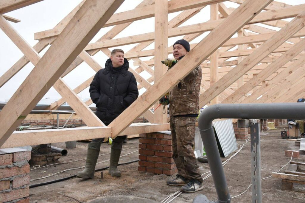 В Оренбурге продолжается восстановление сгоревшей кровли многоэтажки