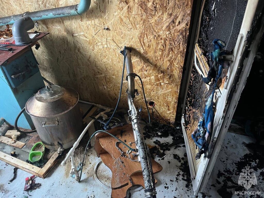 В Орске из-за самогонного аппарата возник пожар в частном доме